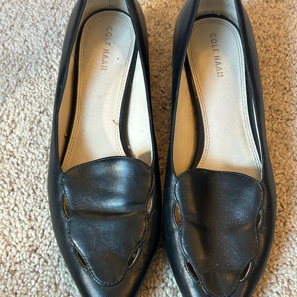 Cole Haan Leah Skimmer Black Leather Scalloped Pointed Toe Flats; size 8